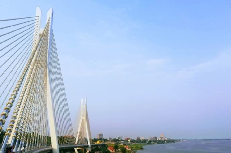 Pont moderne au Congo symbolisant le développement et la connexion