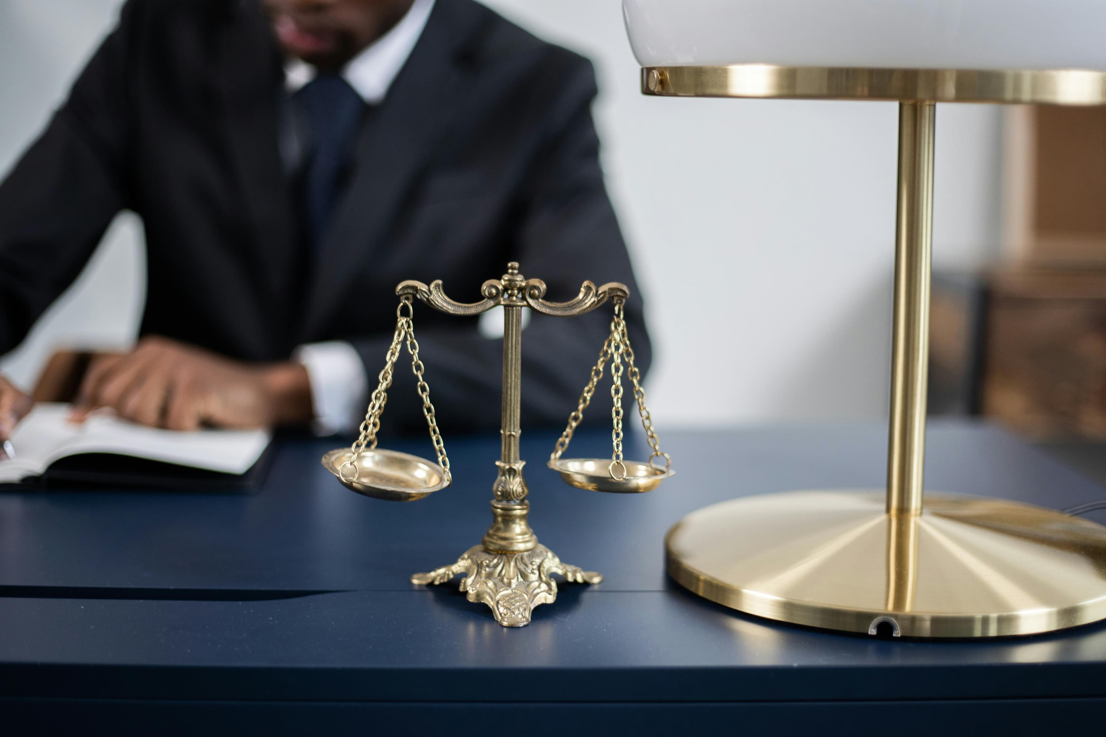 Balance de justice et avocat en consultation d'affaires