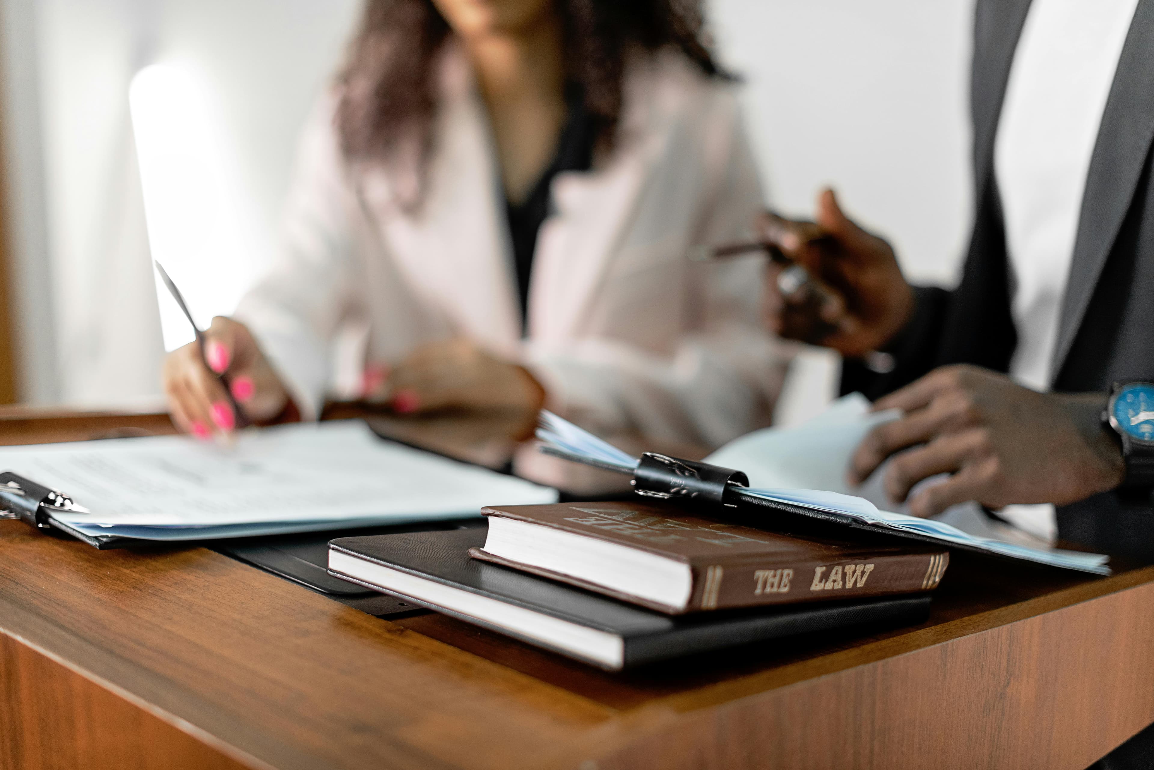 Signature de contrat de travail avec livres de droit
